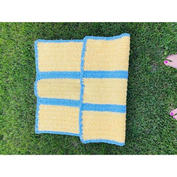 Hand Crocheted Terryspun Soft Cuddly Baby Blanket / Baby Bath Mat - Picture 3 of 9